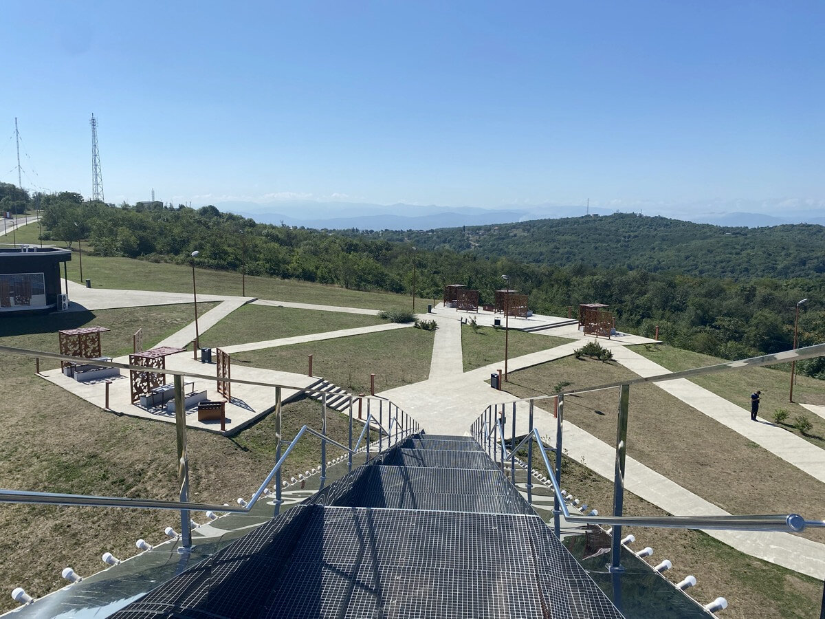 Тени здесь почти нет, летом лучше приезжать утром или под вечер, иначе будет очень жарко