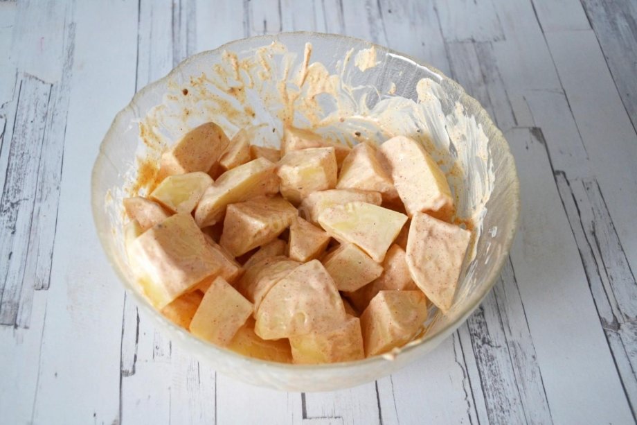 Особенность этого рецепта: соусом я обмазываю и курицу, и картофель