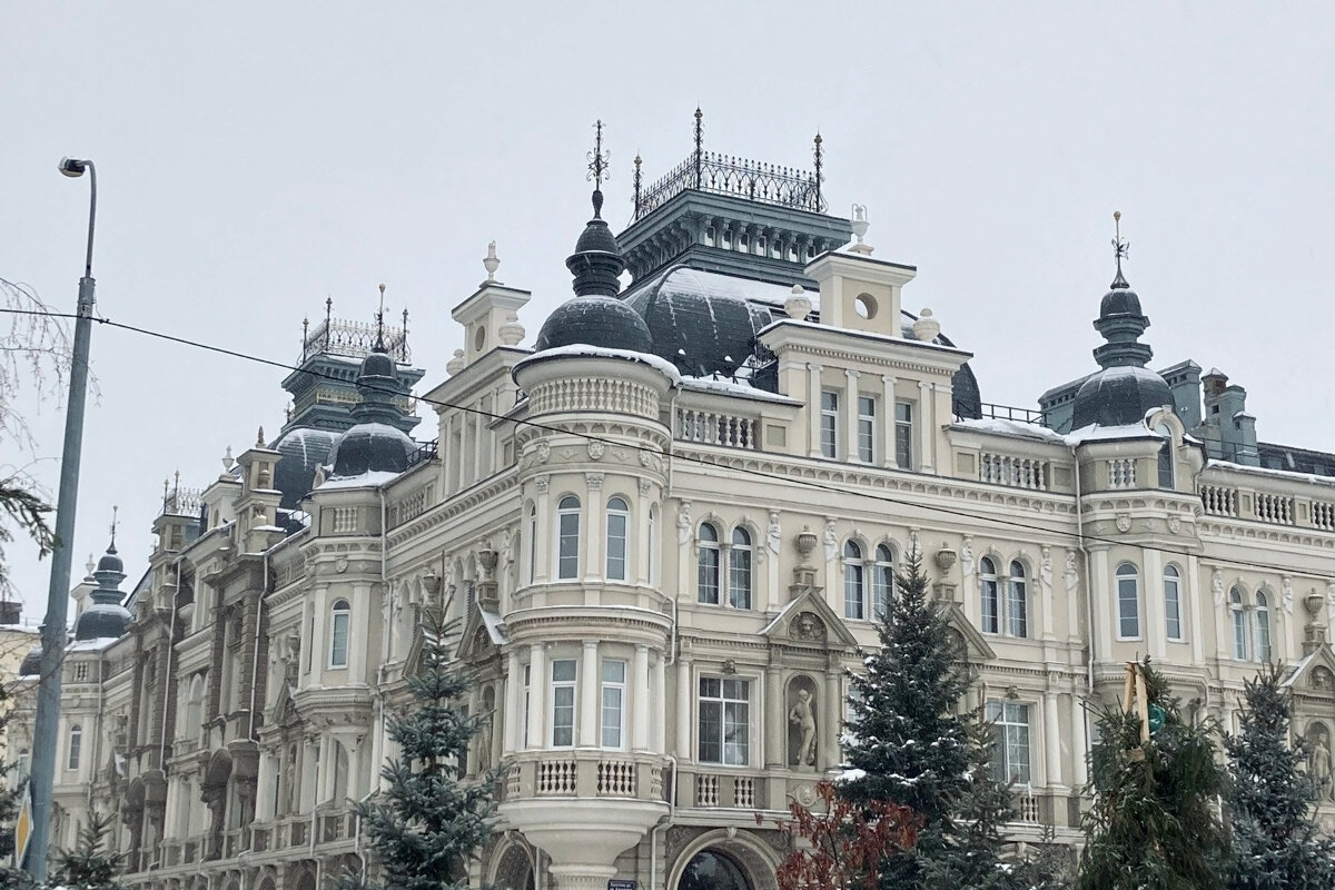 Фасады здесь стилизованы под барокко, классицизм и ампир — сложно найти что-то похожее в других городах России