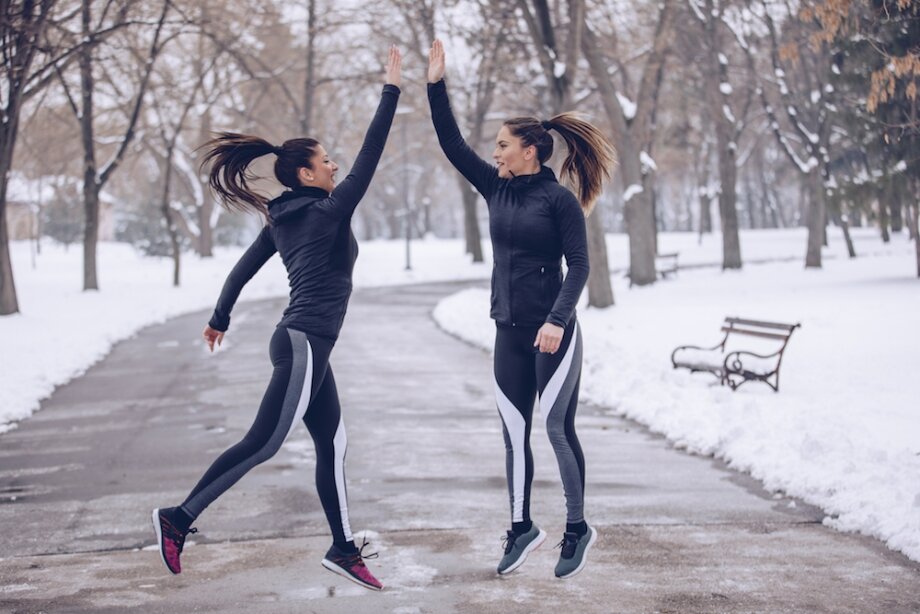 Девушка на пробежке зимой