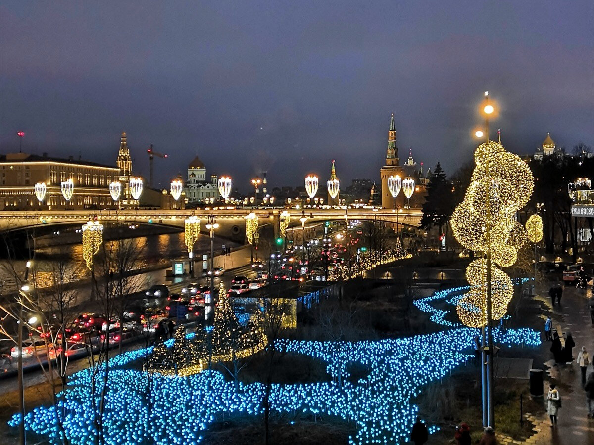 С холма великолепна панорама Большого Москворецкого моста и Кремля