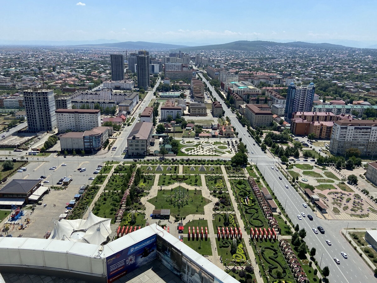 Вид со смотровой площадки на Цветочный парк и юго-восточную часть города