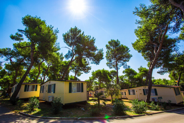 Единение с природой в комфортном кемпинге Arena Indije Mobile Homes.