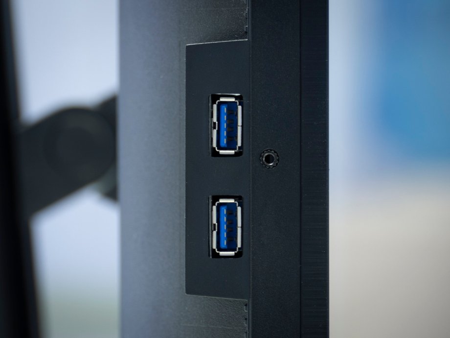 Два USB 3.0 на левом торце легко найти, когда нужно подключить флешку