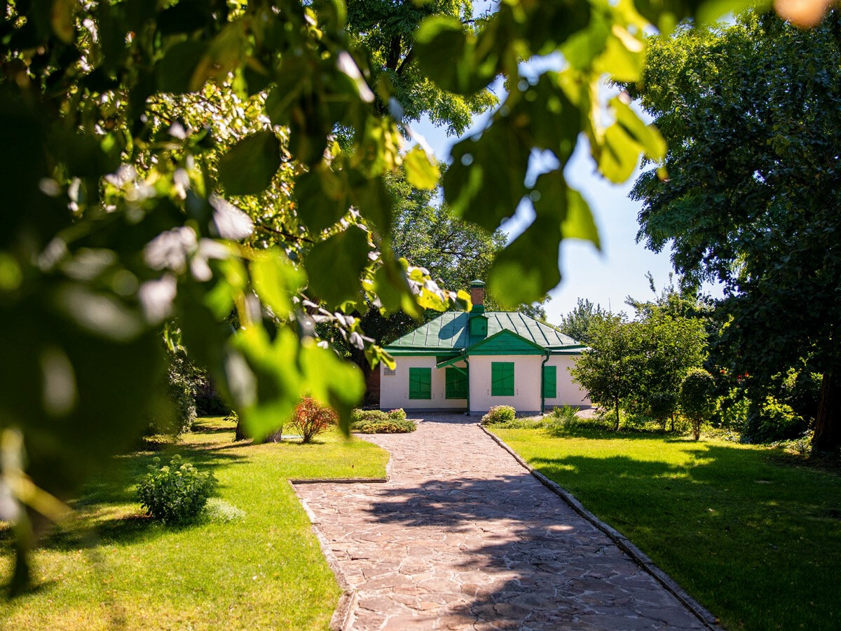 Вокруг «Домика Чехова» высадили вишнёвые деревья — отсылка к одной из самых известных пьес писателя.