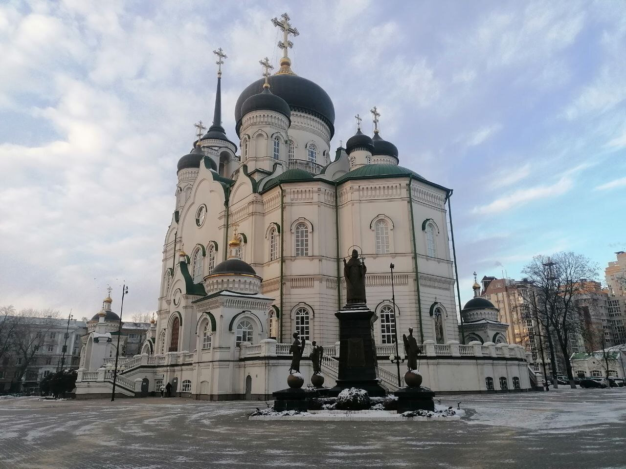 В пасхальную неделю служители храма разрешают подняться на колокольню и позвонить в колокола.