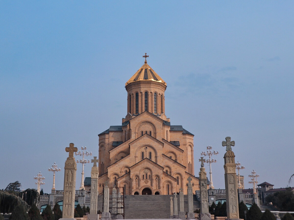 Ступени перед храмом — лучшее место для встречи закатов.