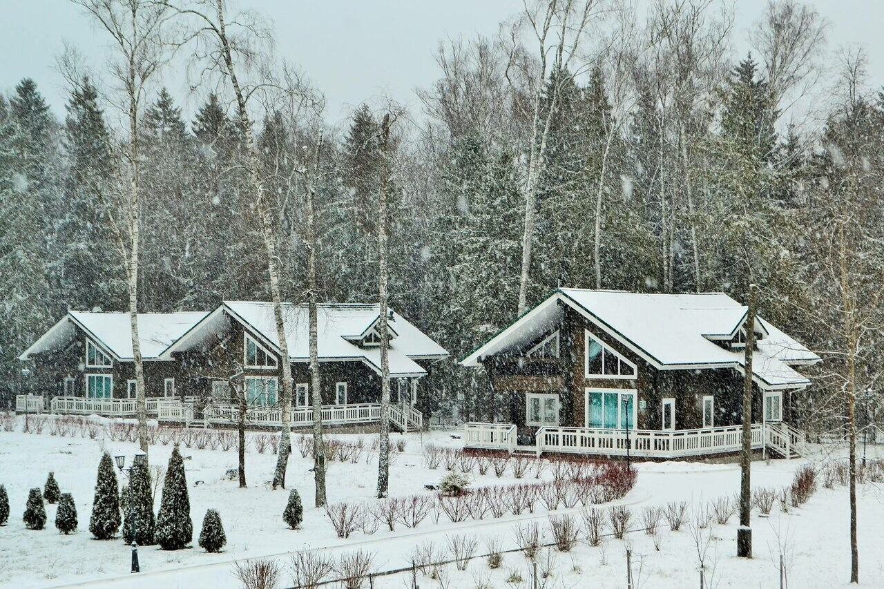 Комплекс отдыха «Бекасово» находится рядом с лесом.