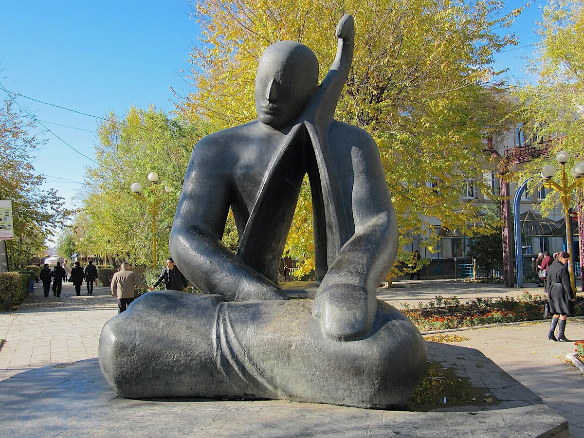 Скульптура «Эхо» — один из самых запоминающихся образов на улицах Элисты.