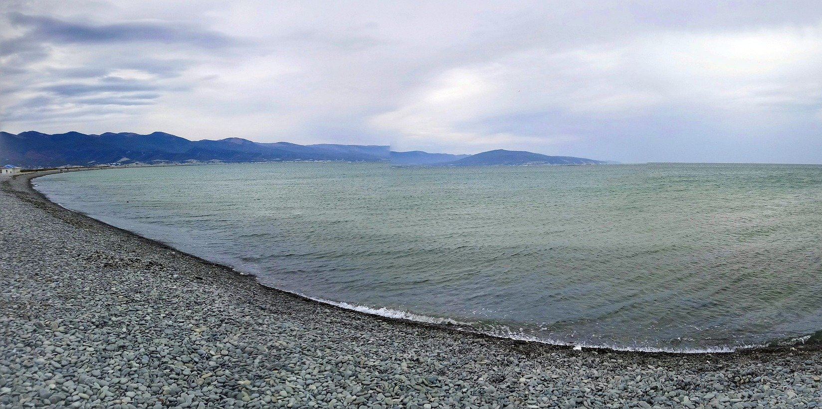 Если пройти чуть подальше от входа, можно найти места, где людей совсем немного