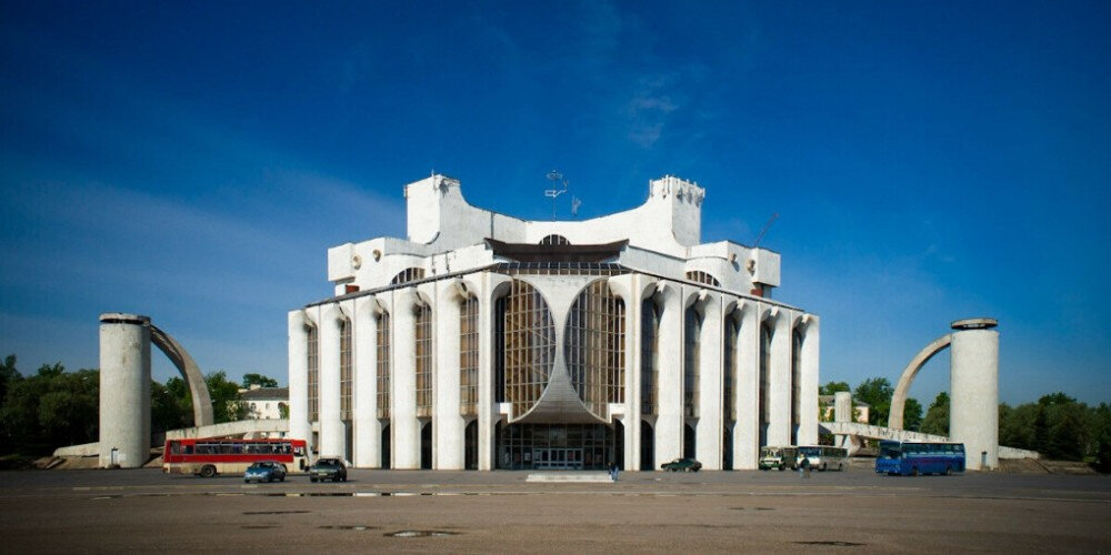 Первая известная драматическая постановка в Великом Новгороде датируется XVI веком — тогда тут начался расцвет скоморошества.