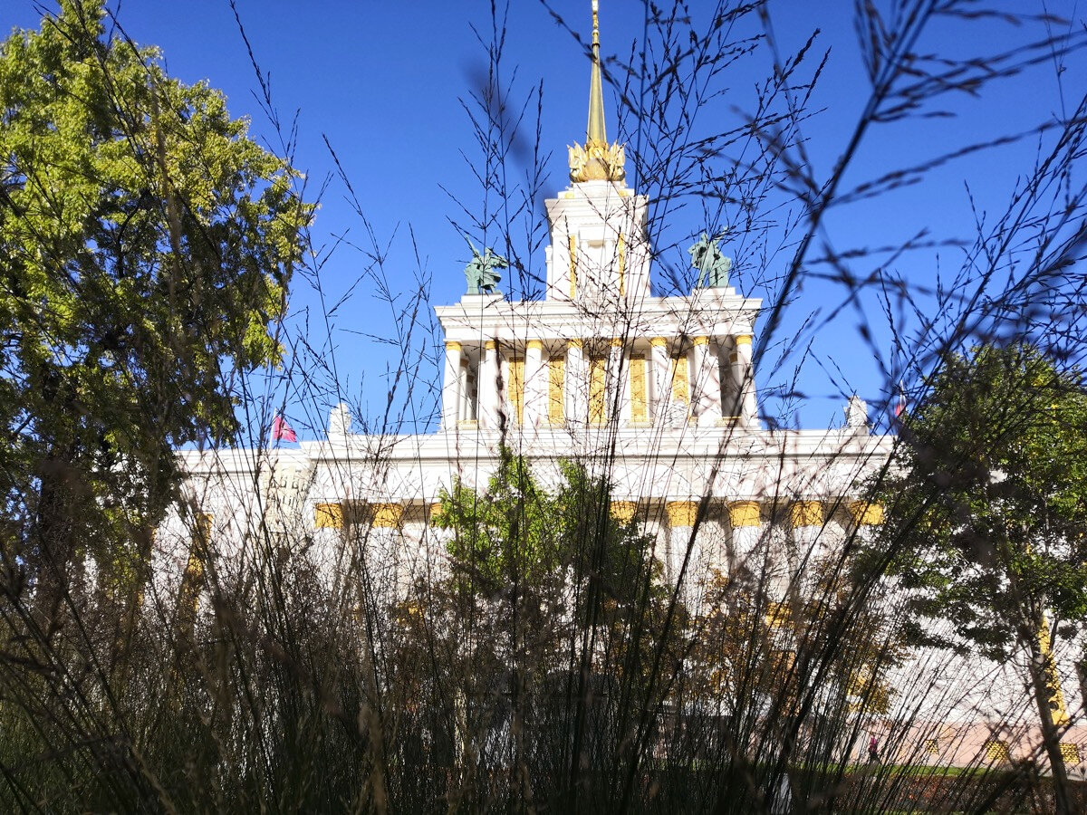 Павильоны ВДНХ органично сочетают архитектуру сталинского ампира и интересное музейное наполнение