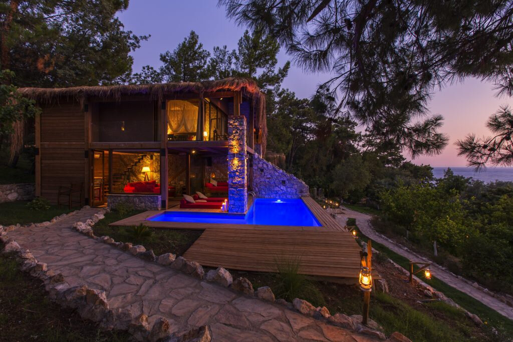 Номера повышенной комфортности вдобавок оснащены приватным бассейном или джакузи под открытым небом
