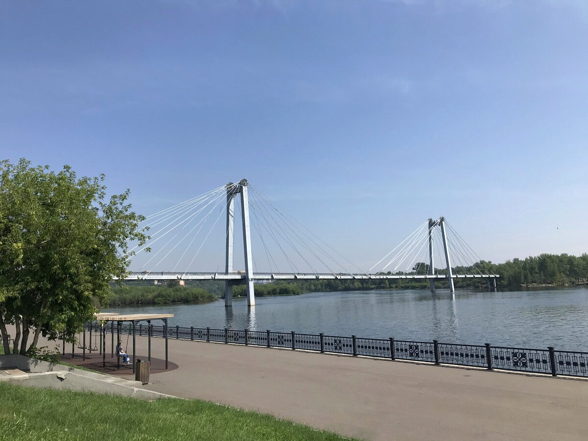 Пешеходный мост соединяет левый берег реки Енисей и остров Татышев с парком отдыха