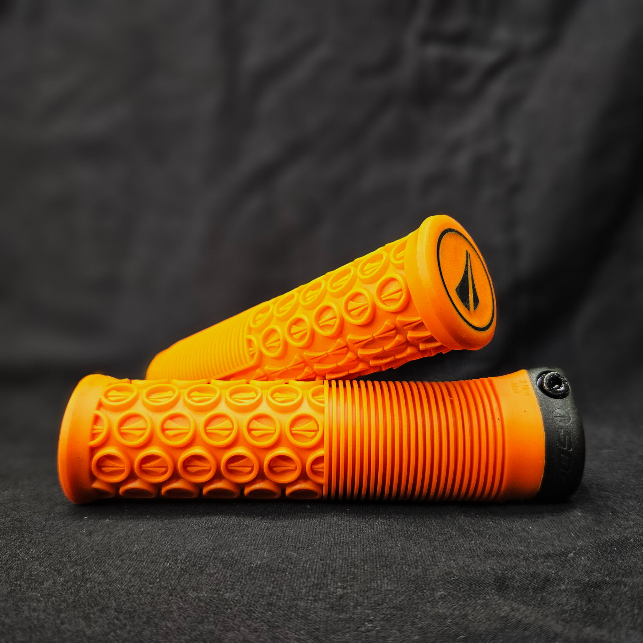 Грипсы (ручки) для руля велосипеда для велосипеда SDG Thrice Orange, 33 мм, оранжевые
