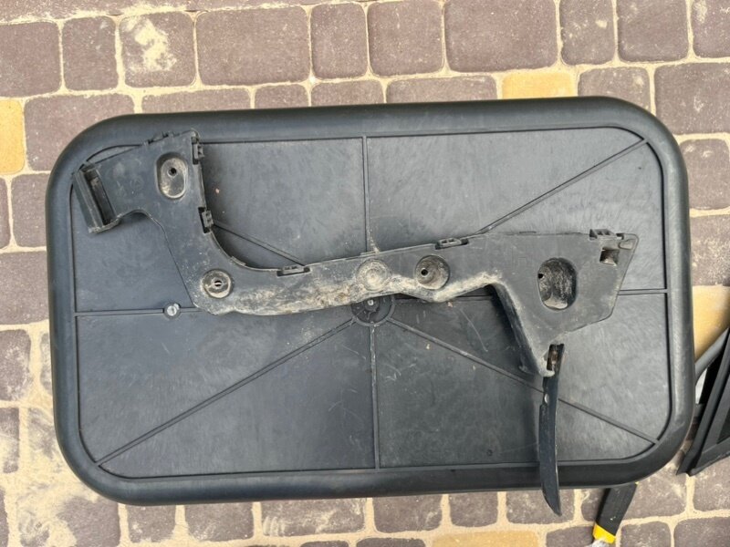 Кронштейн бампера задний правый Ford Focus седан 1729766