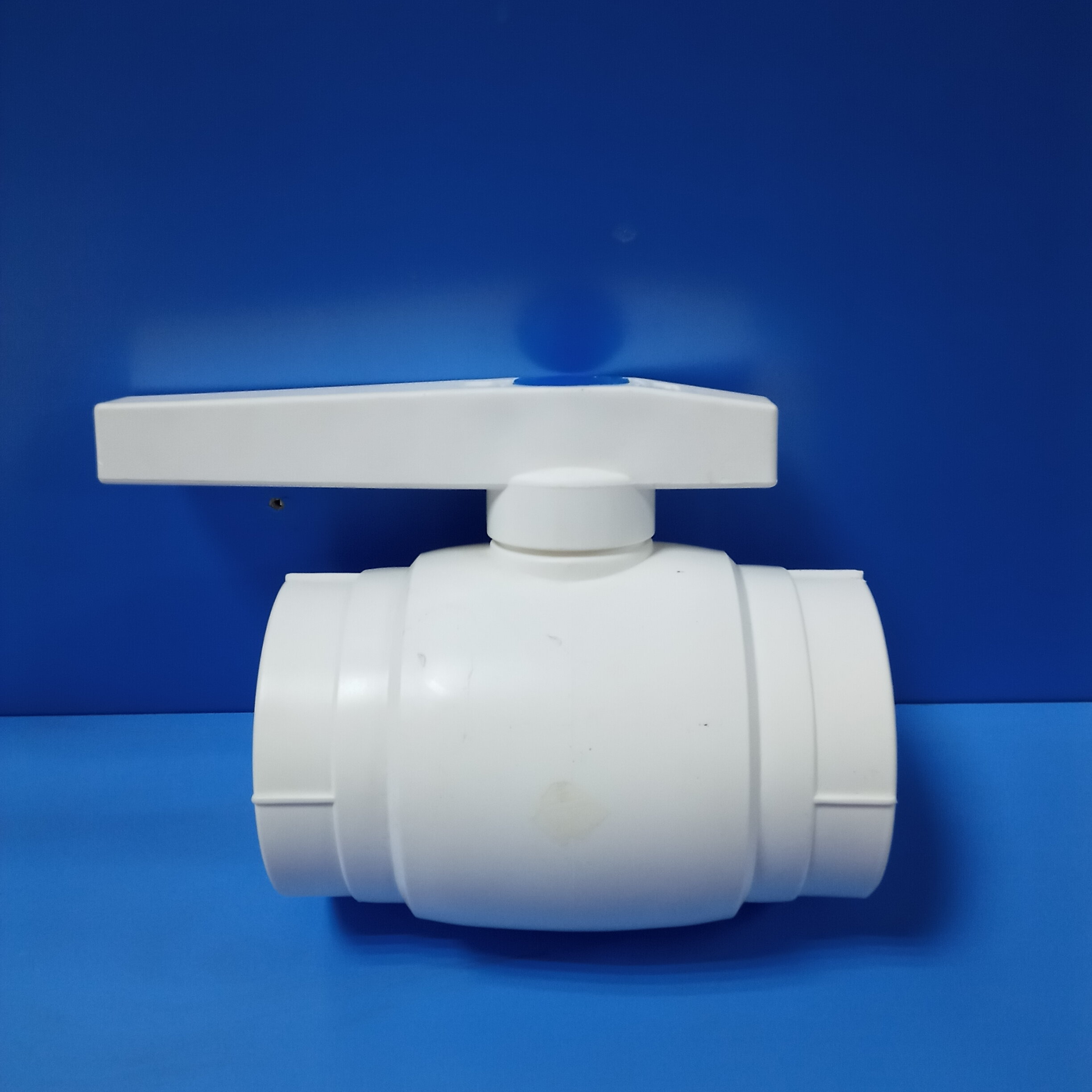 фото Кран шаровый полипропиленовый белый Ду 63