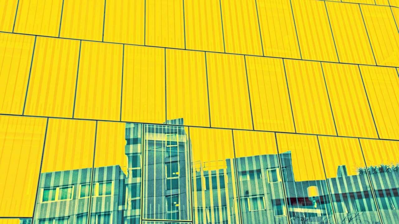 фото Картина на холсте 60x110 Альянс Лес "Здание, фасад, панели, желтый, отражение" на подрамнике / интерьер/ декор