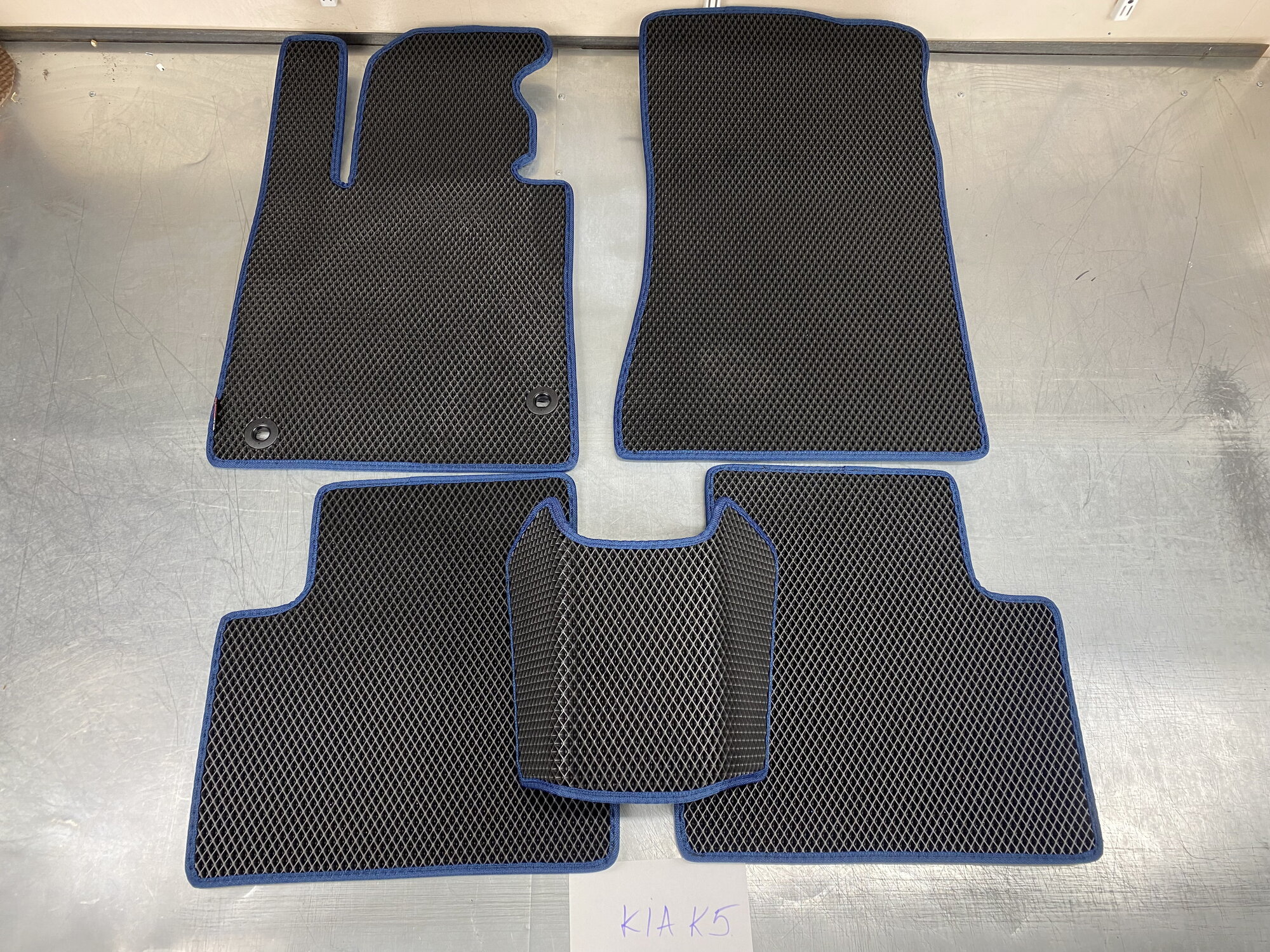 фото CARSTAR | Коврики EVA для Kia K5 III (2020-н/в) чёрные с синим кантом
