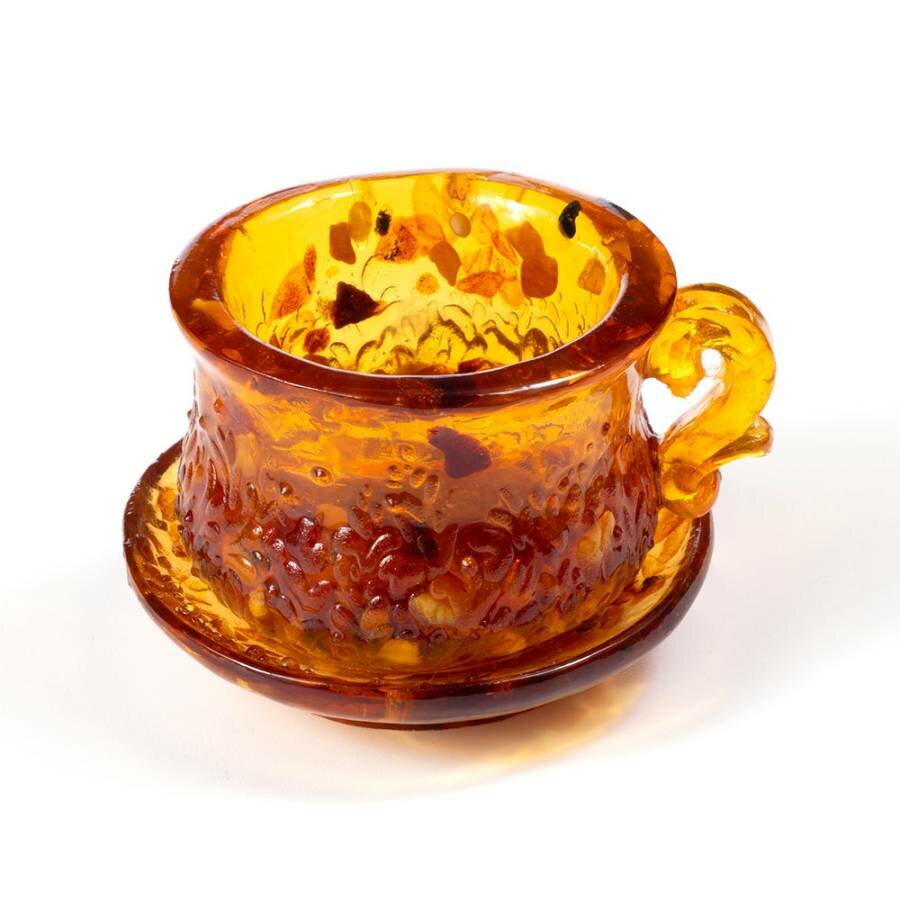 Сувенирная чашка с блюдцем с кусочками натурального янтаря - фотография № 1