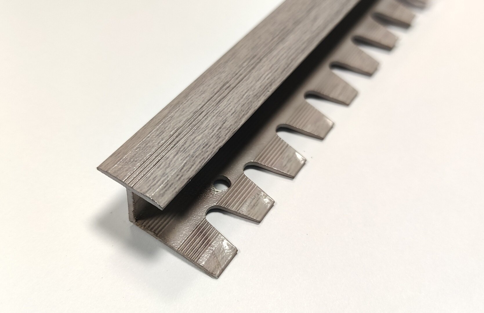 Порожек Т-образный алюминиевый гибкий для напольных покрытий ширина 16мм высота 10мм длина (комплект 900 мм + 1600 мм) 