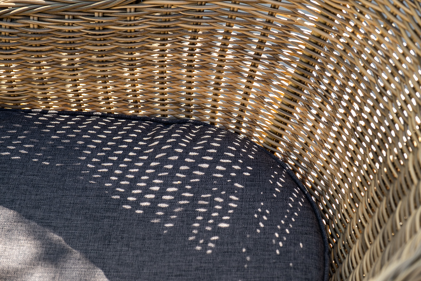 "Равенна" плетеное кресло из искусственного ротанга с серой подушкой, соломенный - фотография № 12