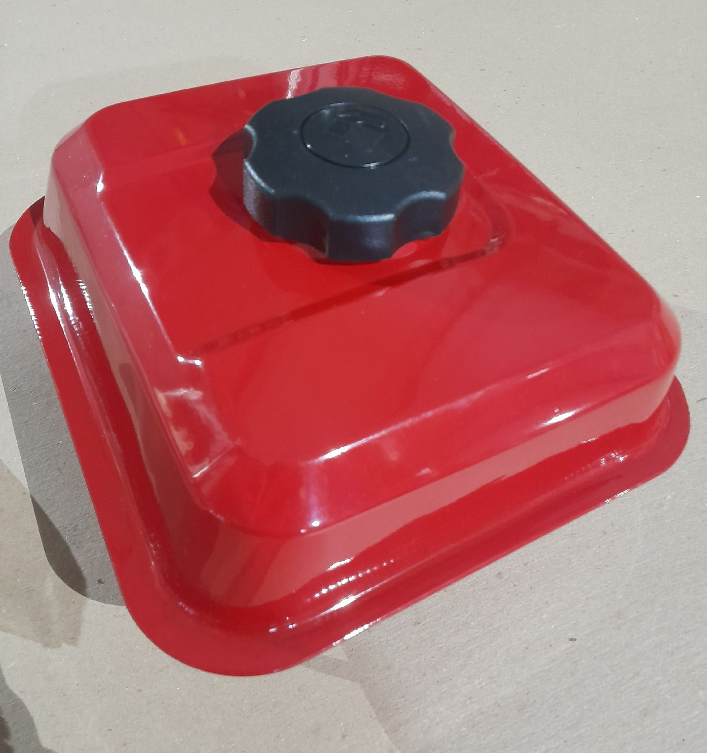 фото Бензобак FZ-168-F2 в сборе с резьбовой пробкой, сеткой и с бензоотстойником Красный