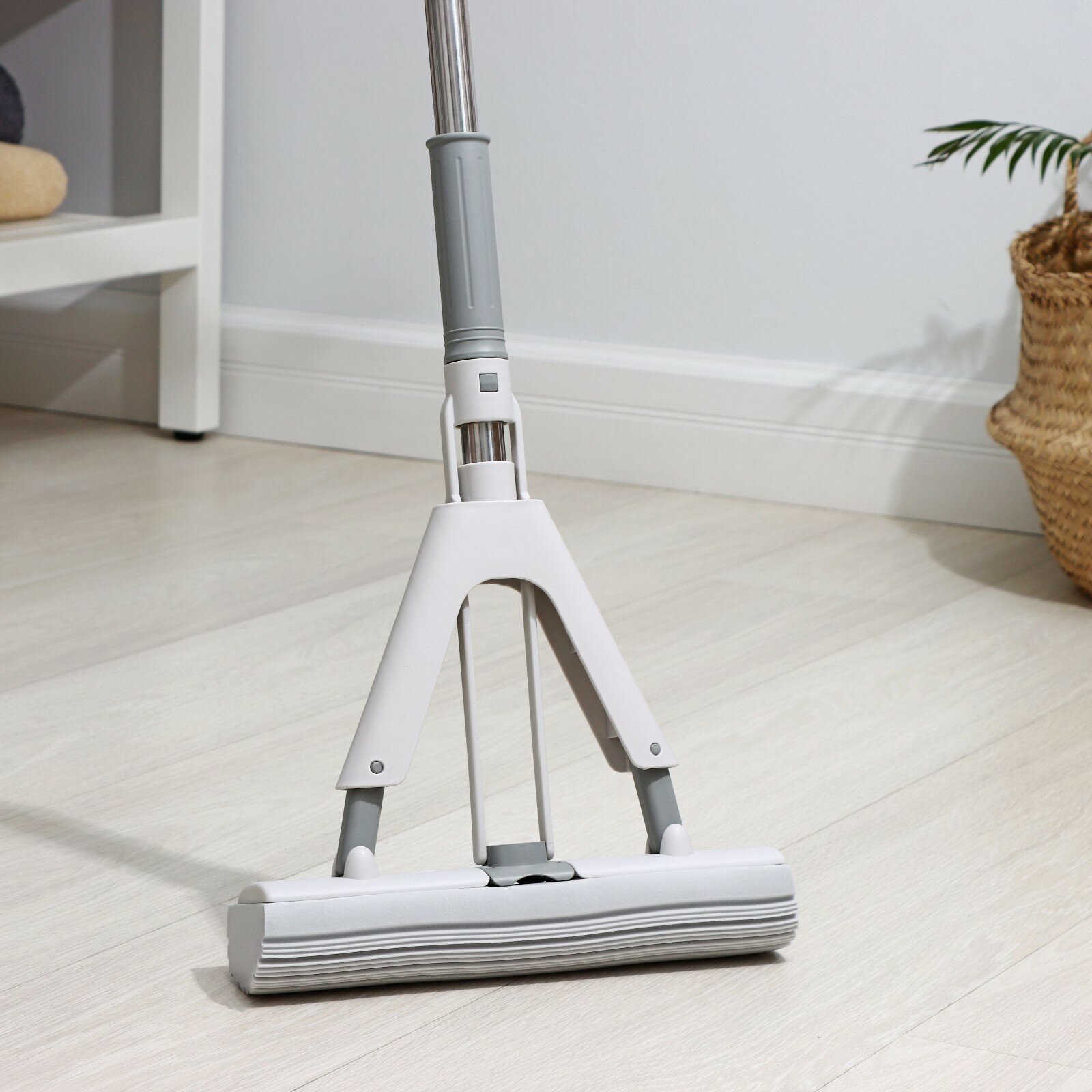 фото Швабра для мытья пола со складным отжимом, насадка ПВА 28×6 см, стальной 3-х секционный черенок 130 см