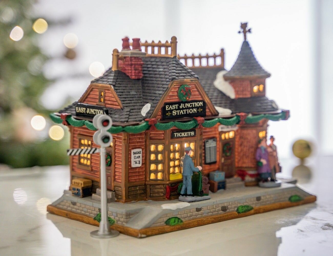 фото Фигурка станция керамика, подсветка, 18х23х14 см, LEMAX