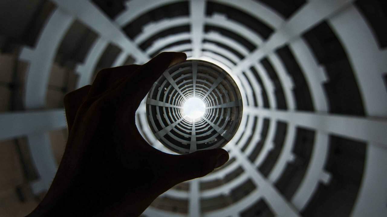 Картина на холсте 60x110 Альянс Лес "Хрустальный шар, сфера, отражение, оптическая иллюзия, тоннель" на подрамнике / интерьер/ декор