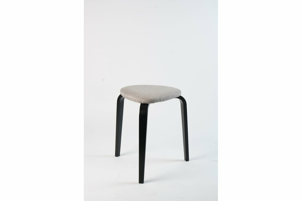 фото ООО ТДК Табурет Треугольный с мягким сидением - ножки- в цвете Черный, ткань- серебро 10000093602