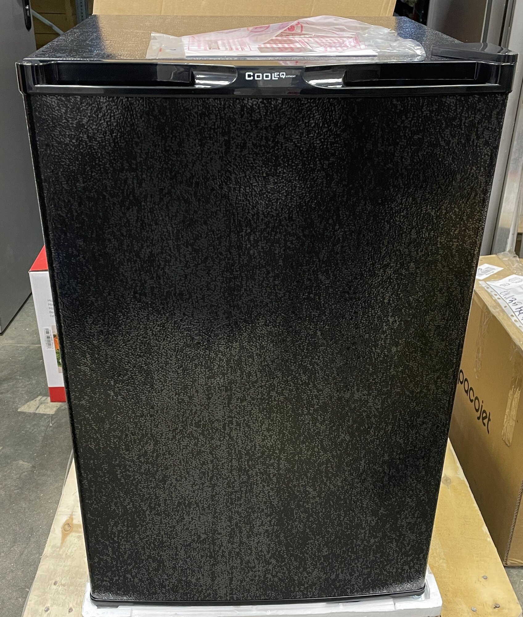 Шкаф холодильный с глухой дверью COOLEQ TBC-145S черный, барный холодильник, однокамерный, мини холодильник