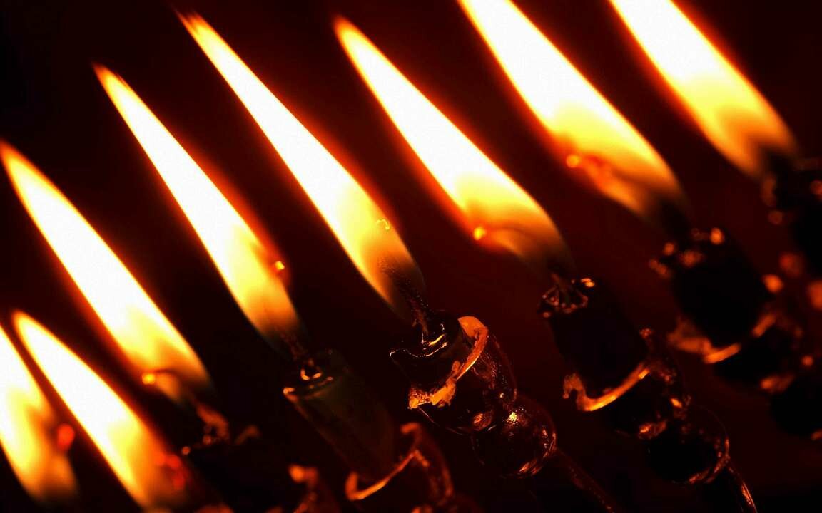 Картина на холсте 60x110 Альянс Лес "Свечи, подсвечники, крупный план, огни, темнота" на подрамнике / интерьер/ декор