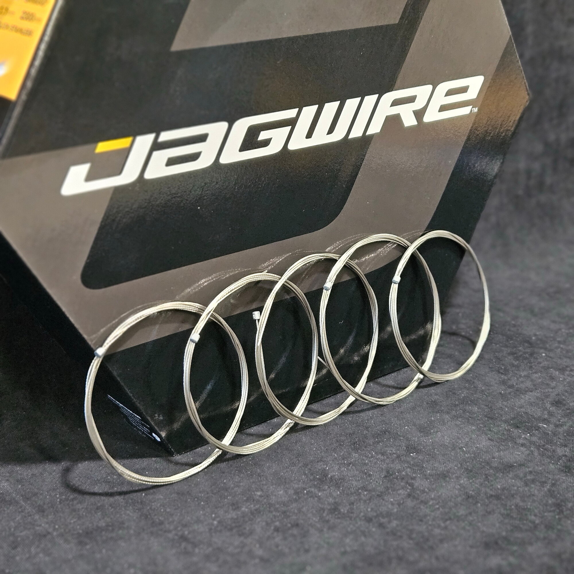 фото Комплект из 5-ти тросов переключения для велосипеда Jagwire Slick Stainless, шлифованные, из нержавеющей стали, длина - 2300 мм, толщина - 1.1 мм, 5 штук в комплекте