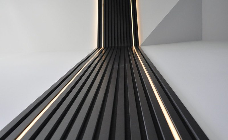 Акустическая стеновая панель AKUPANEL 279x50 см - Чёрные матовые рейки на Сером основании