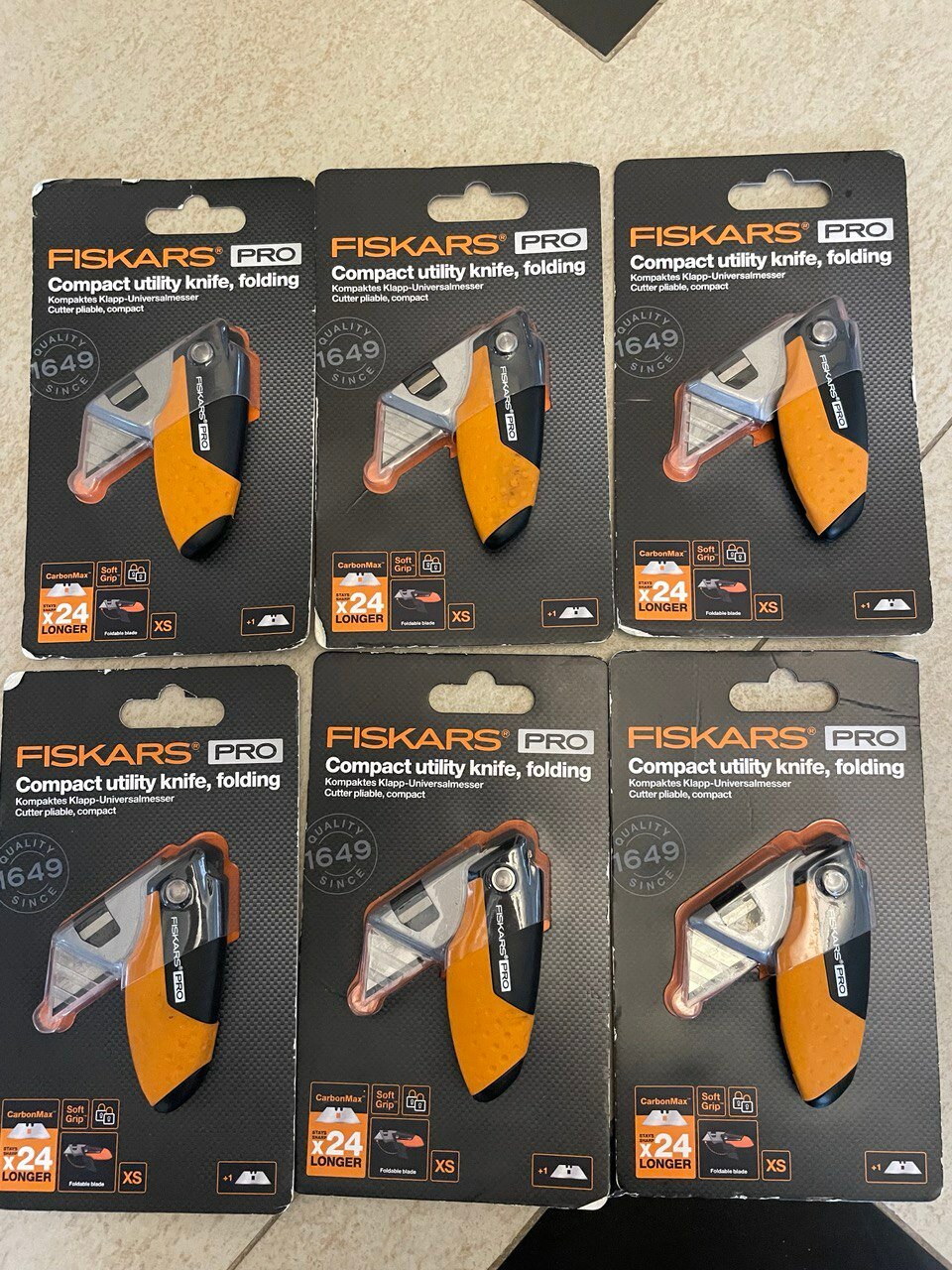 Нож строительный складной FISKARS XS