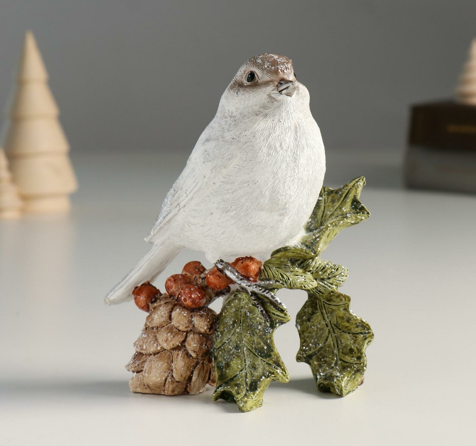 фото Сувенир полистоун "Воробышек на ветке с шишкой и ягодками" 10,5х6х13 см