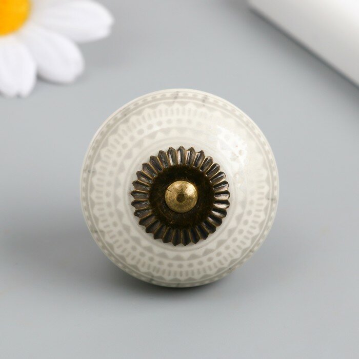 фото Ручка для шкатулки керамика, металл "Геометрический узор" бело-серая 4,1х4,1х6 см