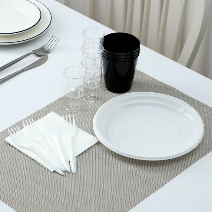 фото Набор одноразовой посуды премиум Доляна «Фуршет», 4 персоны, тарелки, вилки, стаканы 200 мл, рюмки 100 мл, салфетки