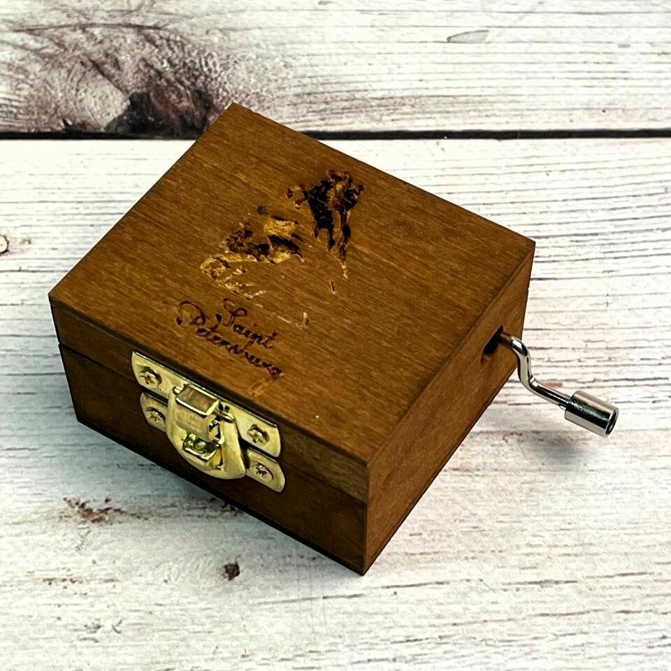 фото Музыкальная деревянная шкатулка-шарманка из массива Санкт Петербург Медный всадник гравировка с мелодией гимн России