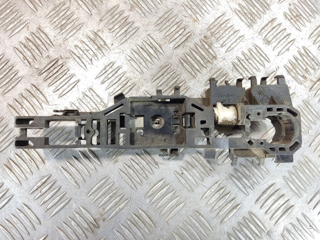 Кронштейн ручки передней правой RENAULT Megane 2003 2009 8200028464