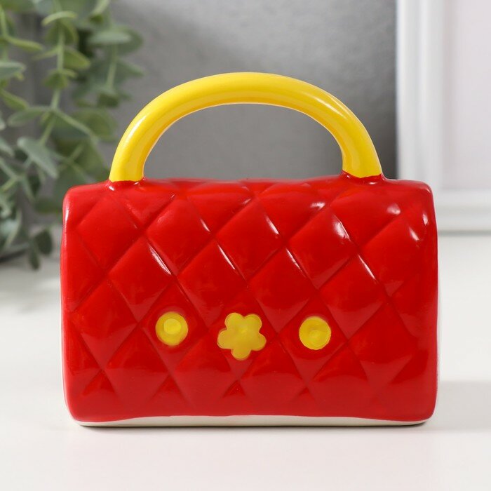 фото Копилка керамика "Стёганная красная сумочка с цветком" 12х6х10,8 см
