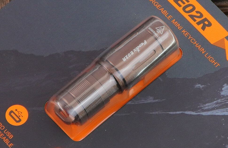 Наключный фонарь-брелок Fenix E02R коричневый