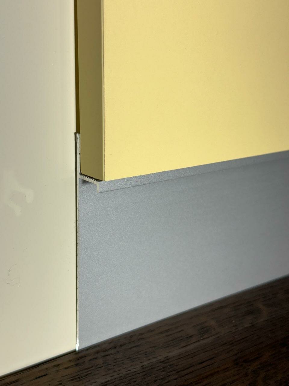 Алюминиевый анодированный теневой плинтус DECOPROFILE цвет золото 80мм х 15мм х 200м