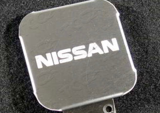 Заглушка на фаркоп под квадрат 50x50 с логотипом Nissan, (нерж.сталь) TCUZNIS1