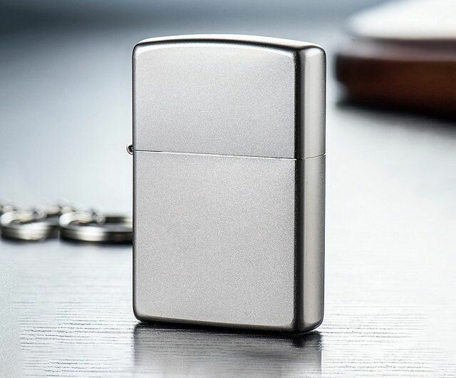 Подарочный набор ZIPPO (Зажигалка ZIPPO 205 Classic с покрытием Satin Chrome + кремни + топливо, 125 мл) — фото 3