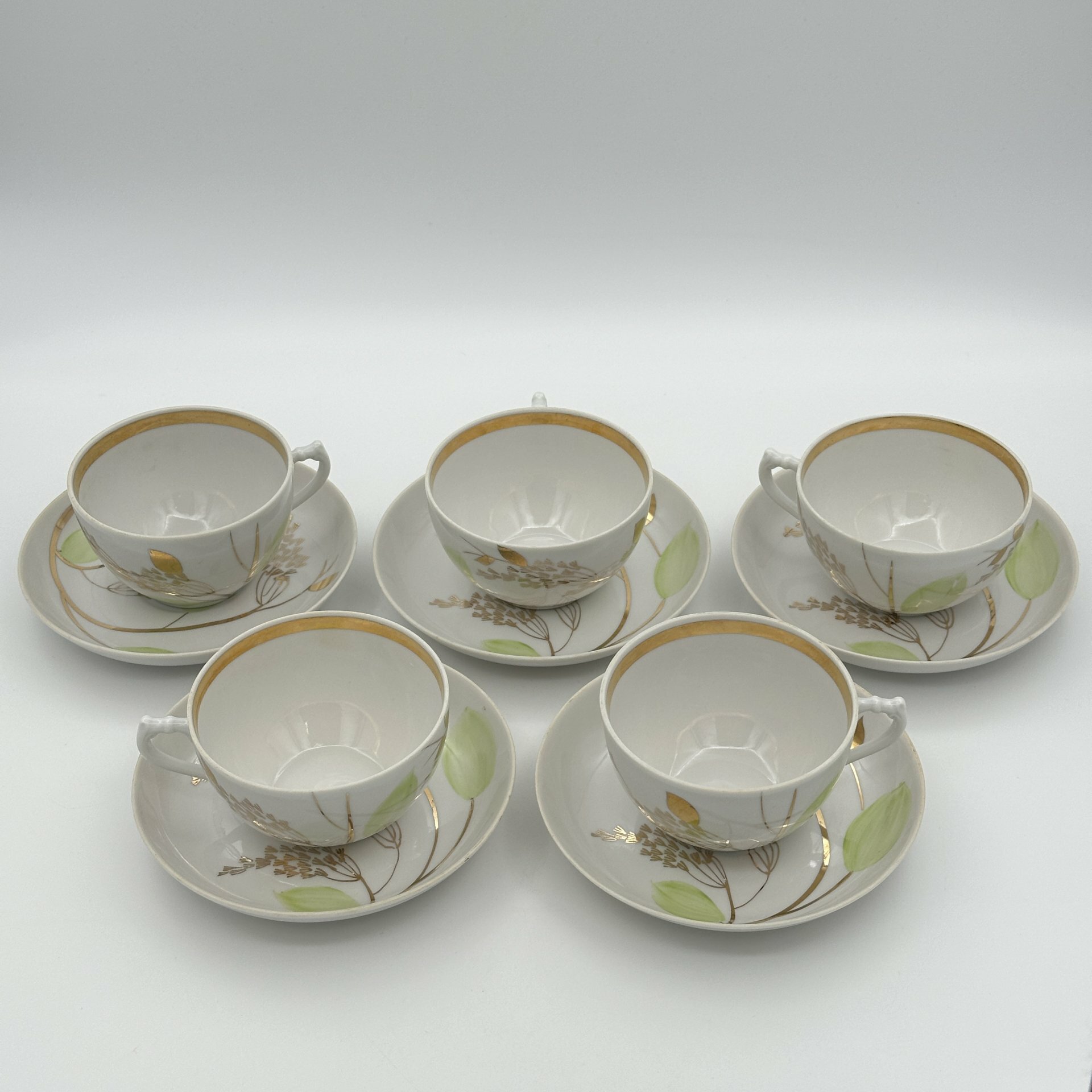 Набор из пяти чайных пар, украшенных растительным декором, фарфор, роспись