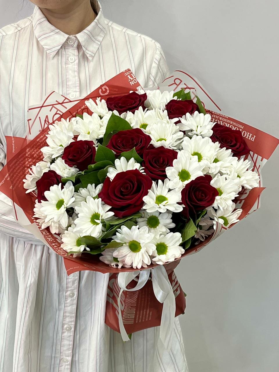 Букет с розами «Снежка» - S (до 30 см) - 3850 руб