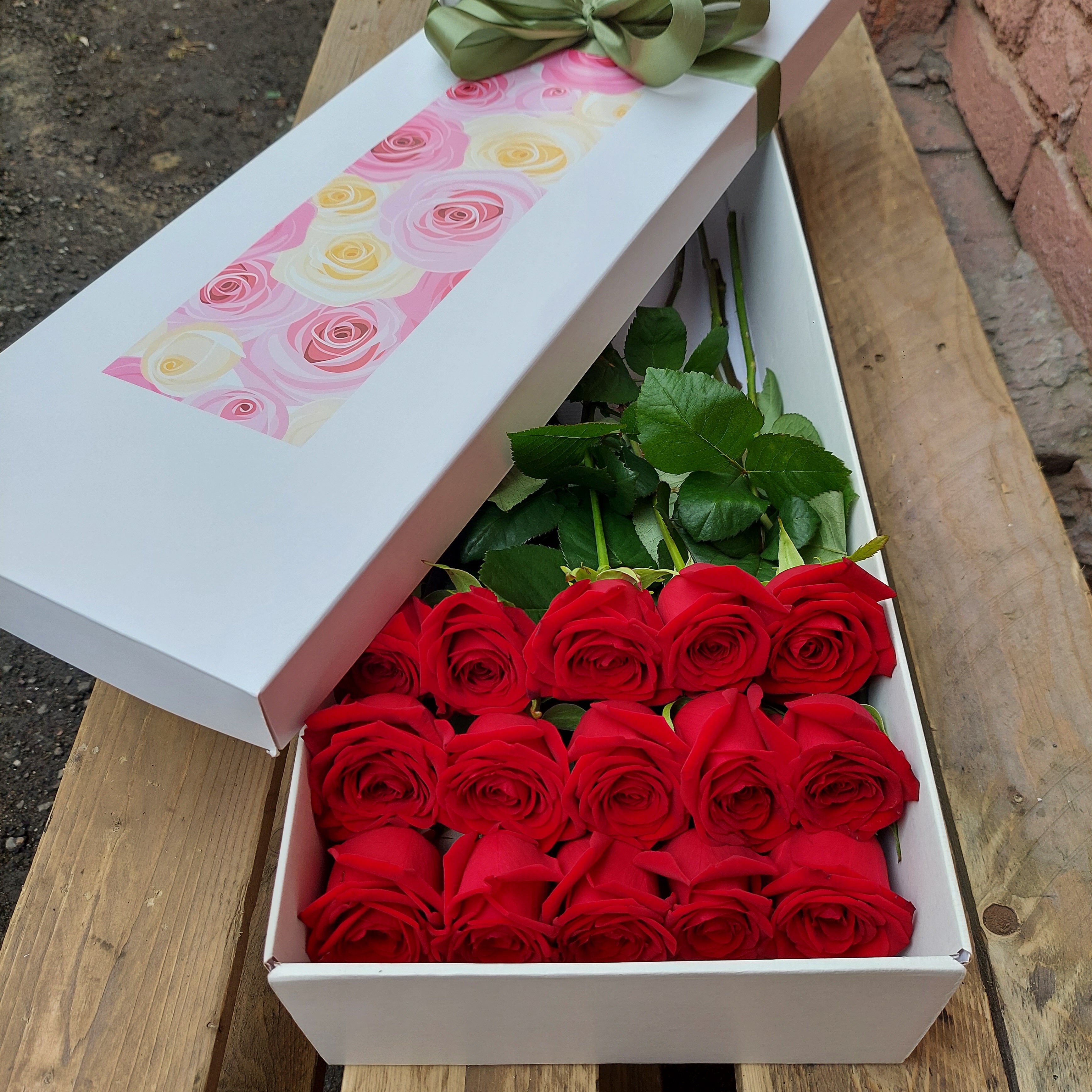 Розы Премиум 17 шт красные в крафт коробке длина 50 см (на фото 15 шт) арт.12843
