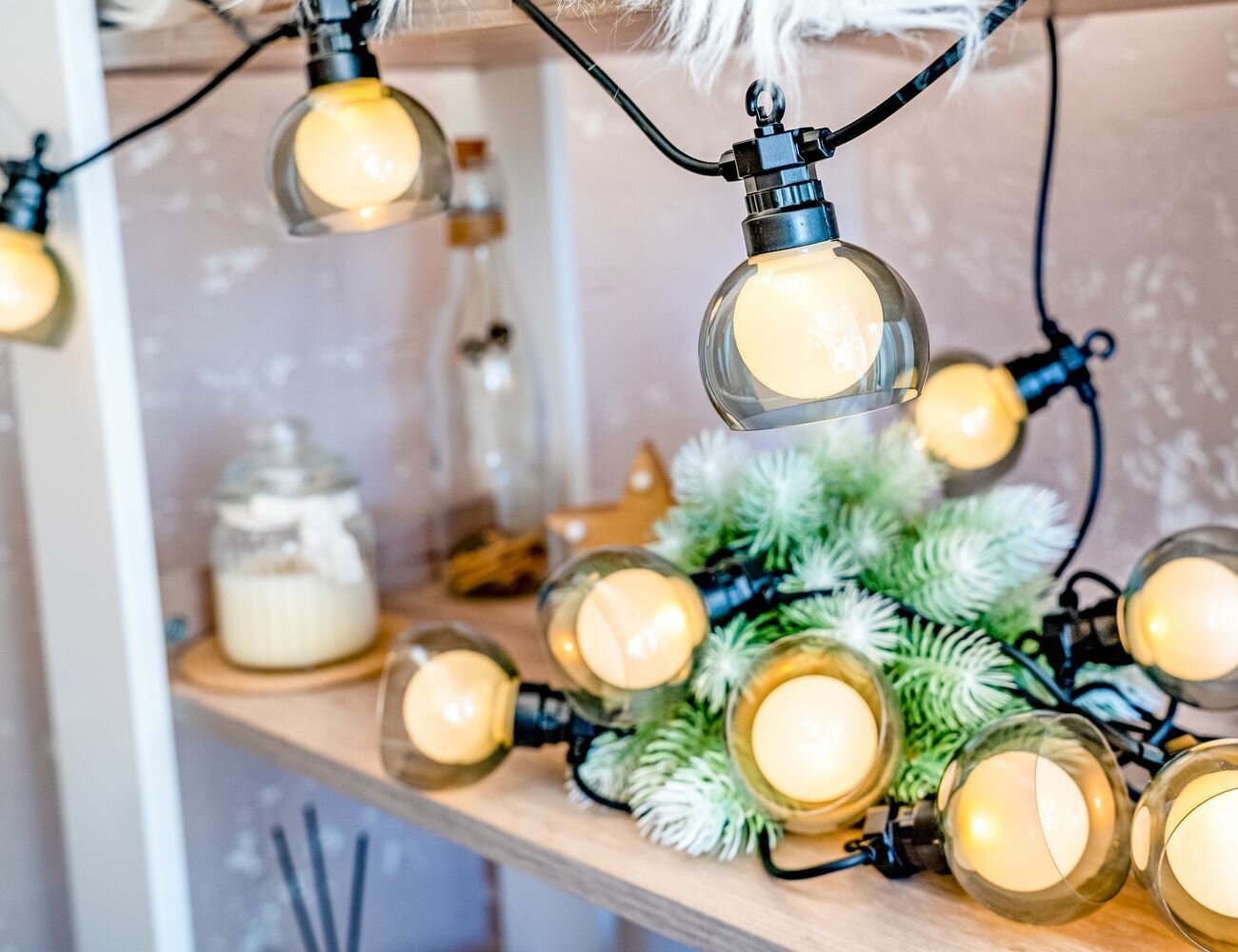 фото Светодиодная гирлянда из лампочек Party Lights - тёплые сумерки, 10 тёплых белых LED-огней, 5 м, коннектор, чёрный провод, уличная, Winter Deco ECO-010-G-LS1-BWW